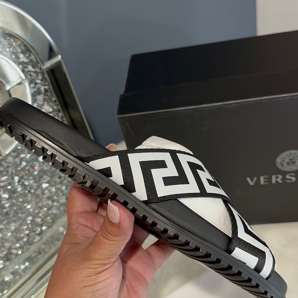 VERSACE 💯 Authentic 
Canvas Printed Slides
Size: EU 39 - Picture 9 of 13